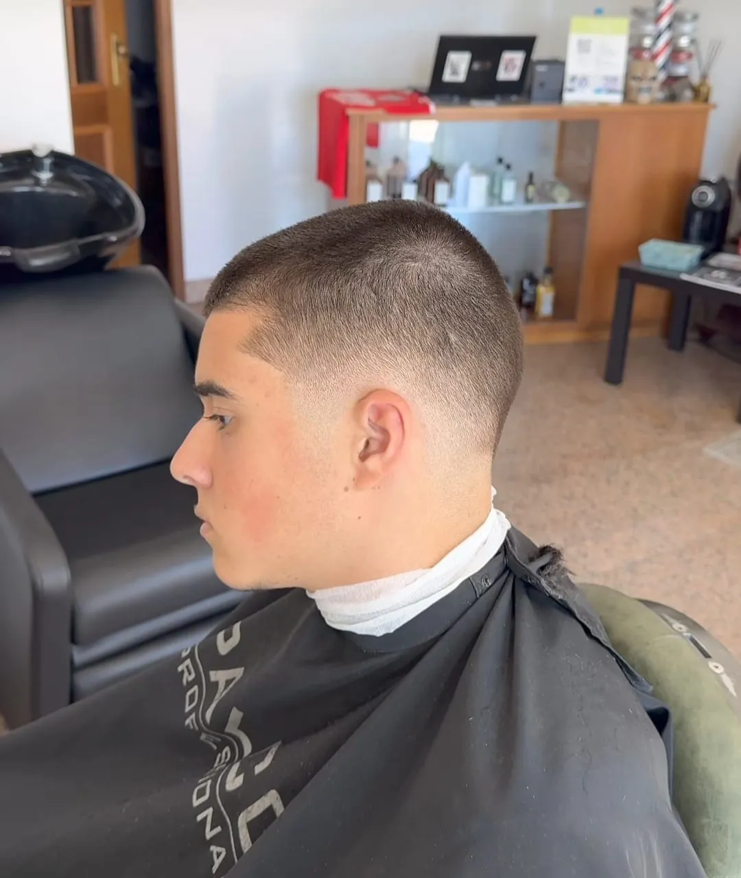 Textured cut with a side part line